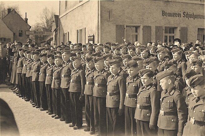 Gruppe des ehem. Militär Waisenhauses Bild zeigt die sogenannten Zöglinge vor der Brauerei Schinhammer/Ecke Bastei als das Militär Waisenhaus Potsdam im Schloss Sulzbach einquartiert war.